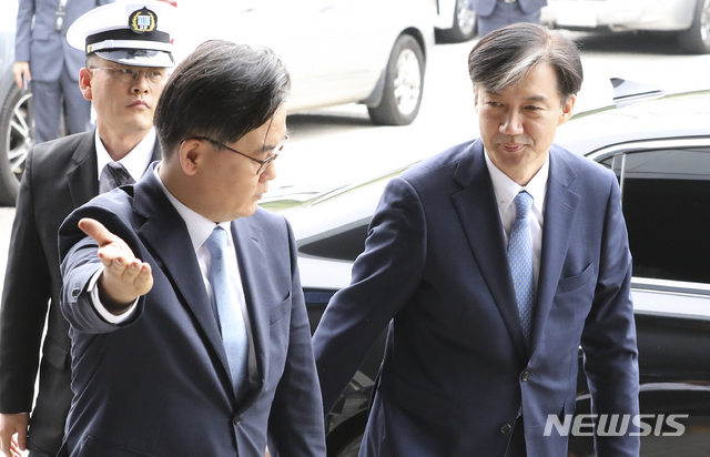 【의정부=뉴시스】최진석 기자 = 조국 법무부 장관이 20일 오전 '검사와의 대화' 자리를 위해 경기 의정부지방검찰청에 도착해 구본선 의정부지검장의 안내를 받고 있다. 2019.09.20. myjs@newsis.com