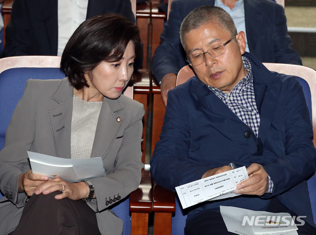 【서울=뉴시스】 박영태 기자 = 20일 오전 서울 여의도 국회에서 열린 자유한국당 베네수엘라 리포트위원회 활동 보고회에서 황교안 대표가 나경원 원내대표와 이야기를 나누고 있다. 2019.09.20.since1999@newsis.com