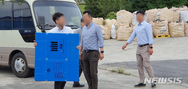 【음성=뉴시스】김재광 기자 = 검찰이 지난 20일 조 장관 가족이 출자한 사모펀드 운용사 코링크프라이빗에쿼티(PE)로부터 투자를 받은 업체인 충북 음성군 익성 본사를 압수수색하기 위해 들어서고 있다. 2019.09.20. kipoi@newsis.com