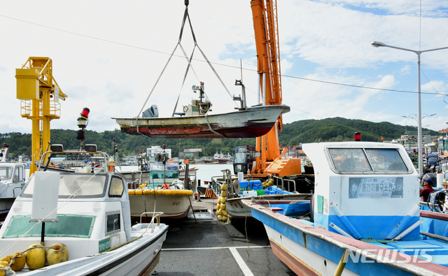 【울산=뉴시스】배병수 기자 = 제17호 태풍 타파(TAPAH)가 한반도를 향해 북상 중인 20일 오전 울산시 북구 정자항 어촌계 인근 도로에 주민들이 소형 어선들을 옮기고 있다. 2019.09.20. bbs@newsis.com