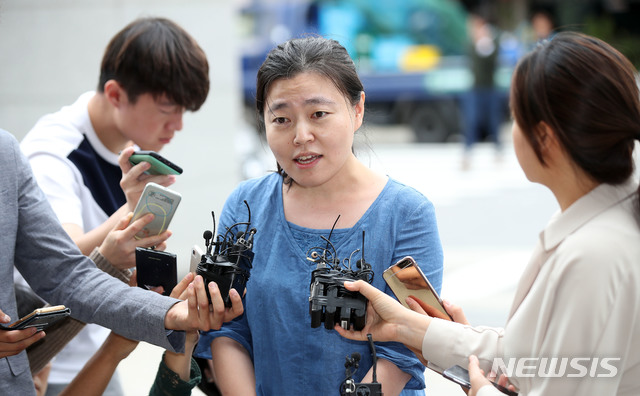 [서울=뉴시스]김선웅 기자 = 임은정 울산지검 부장검사가 전현직 검찰 고위인사 직무유기 혐의 고발건과 관련해 고발인 조사를 받기 위해 지난해 9월20일 서울 중랑구 서울지방경찰청 지능범죄수사대에 출석하고 있다. 2019.09.20. mangusta@newsis.com