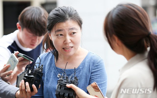 [서울=뉴시스]김선웅 기자 = 임은정 울산지검 부장검사가 전현직 검찰 고위인사 직무유기 혐의 고발건과 관련해 고발인 조사를 받기 위해 지난해 9월20일 오후 서울 중랑구 서울지방경찰청 지능범죄수사대에 출석하고 있다. 2019.09.20. mangusta@newsis.com