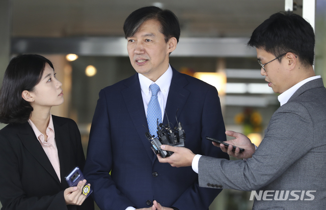 【의정부=뉴시스】최진석 기자 = 조국 법무부 장관이 지난 20일 오후 경기 의정부지검에서 열린 '검사와의 대화'를 마친 뒤 취재진의 질문에 답하고 있다. 2019.09.20. myjs@newsis.com