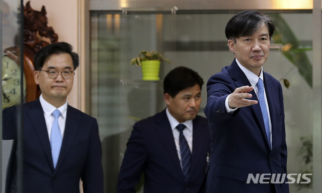 【의정부=뉴시스】최진석 기자 = 조국(오른쪽) 법무부 장관이 20일 오후 경기 의정부지방검찰청에 열린 '검사와의 대화'를 마치고 구본선(왼쪽) 의정부지검장과 인사를 나눈 뒤 청을 빠져 나오고 있다. 앞서 조 장관은 이달 중 검찰 구성원들의 의견을 듣는 첫 자리를 마련할 것을 지난 16일 지시, 이날 의정부지검 방문을 시작으로 향후 다른 일선 검찰청에도 방문해 직접 검찰 구성원들의 의견을 들을 예정이다. 2019.09.20.&nbsp; myjs@newsis.com