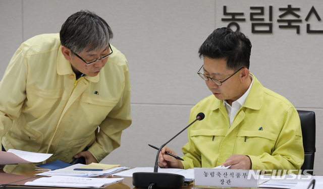 【세종=뉴시스】강종민 기자 = 김현수 농림축산식품부 장관이 20일 오후 정부세종청사 아프리카돼지열병 중앙사고수습본부 상황실에서 태풍 '타파'와 아프리카 돼지열병(ASF) 대응 서울-세종-지자체 영상 점검회의를 앞두고 자료를 정리하고 있다. 2019.09.20. ppkjm@newsis.com