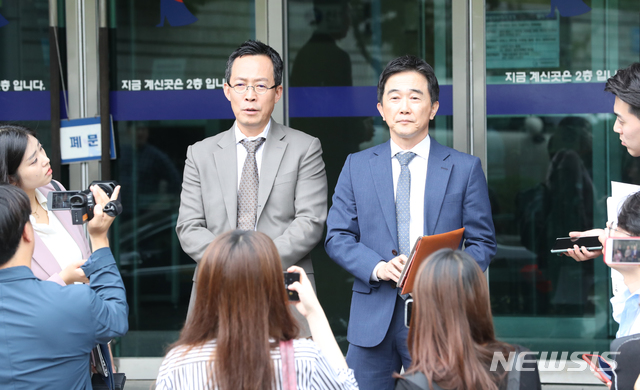 【서울=뉴시스】 전진환 기자 = 가수 유승준(스티브 유)씨의 사증(비자) 발급 거부 취소 소송 파기환송심 첫 재판이 열린 지난 9월20일 오후 서울 서초구 서울고등법원 별관에서 유씨의 법률대리인 임상혁(왼쪽), 윤종수 변호사가 기자들의 질문에 답하고 있다. 2019.09.20. amin2@newsis.com 