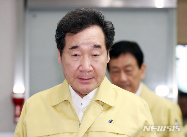 【서울=뉴시스】 박미소 기자 = 이낙연 국무총리가 20일 오후 서울 종로구 정부서울청사 재난상황실에서 열린 '태풍 타파, 아프리카 돼지 열병 대응상황 점검회의'에 참석하고 있다. 2019.09.20. misocamera@newsis.com