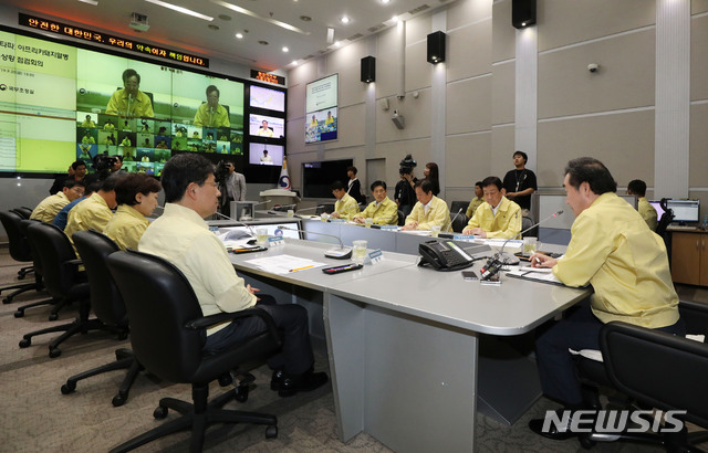 【서울=뉴시스】 박미소 기자 = 20일 오후 서울 종로구 정부서울청사 재난상황실에서 이낙연 국무총리가 주재하는 '태풍 타파, 아프리카 돼지 열병 대응상황 점검회의'가 열리고 있다. 2019.09.20. misocamera@newsis.com