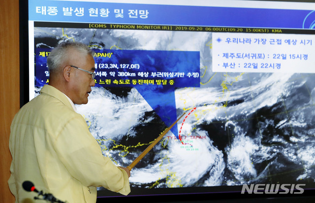 【서울=뉴시스】최동준 기자 = 김종석 기상청장이 20일 서울 동작구 기상청 다울관에서 제17호 태풍 타파(TAPAH) 현황 및 전망에 대해 언론 브리핑을 하고 있다. 2019.09.20. photocdj@newsis.com