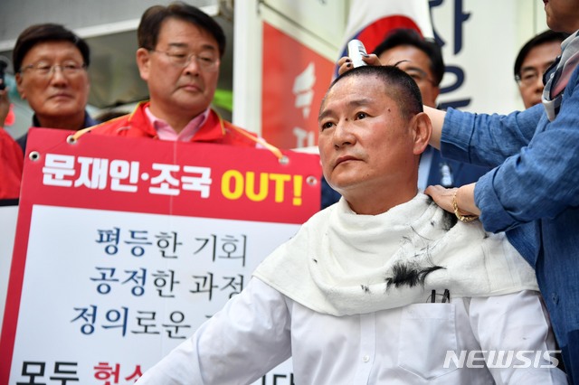【부산=뉴시스】 하경민 기자 = 20일 오후 부산 부산진구 서면 금강제화 앞에서 열린 '조국 파면 부산시민연대'의 첫 촛불집회에 참석한 자유한국당 이헌승 의원(부산진구을)이 삭발하고 있다. '조국 파면 부산시민연대'는 자유한국당과 바른미래당 부산시당의 주도로 출범했다. 2019.09.20. yulnetphoto@newsis.com