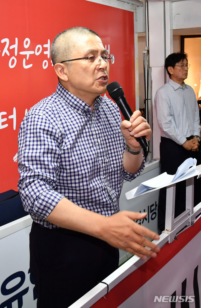 【부산=뉴시스】 하경민 기자 = 자유한국당 황교안 대표가 20일 오후 부산 부산진구 서면 금강제화 앞에서 열린 '조국 파면 부산시민연대'의 첫 촛불집회에 참석, 조국 장관 파면을 촉구하는 연설을 하고 있다. '조국 파면 부산시민연대'는 자유한국당과 바른미래당 부산시당의 주도로 출범했다. 2019.09.20. yulnetphoto@newsis.com