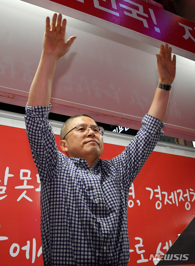 【부산=뉴시스】 하경민 기자 = 자유한국당 황교안 대표가 20일 오후 부산 부산진구 서면 금강제화 앞에서 열린 '조국 파면 부산시민연대'의 첫 촛불집회에 참석, 차량에 올라 손을 들고 지지자들에게 인사하고 있다. '조국 파면 부산시민연대'는 자유한국당과 바른미래당 부산시당의 주도로 출범했다. 2019.09.20. yulnetphoto@newsis.com