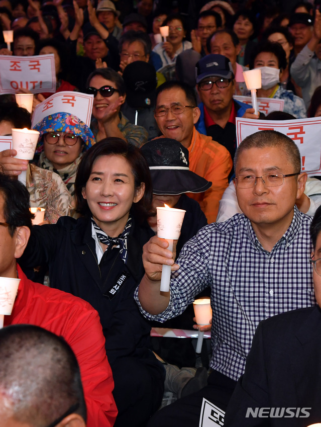 【부산=뉴시스】 하경민 기자 = 자유한국당 황교안 대표와 나경원 원내대표 등이 20일 오후 부산 부산진구 서면 금강제화 앞에서 열린 '조국 파면 부산시민연대'의 첫 촛불집회에 참석, 촛불을 든 채 대화하고 있다. '조국 파면 부산시민연대'는 자유한국당과 바른미래당 부산시당의 주도로 출범했다. 2019.09.20. yulnetphoto@newsis.com