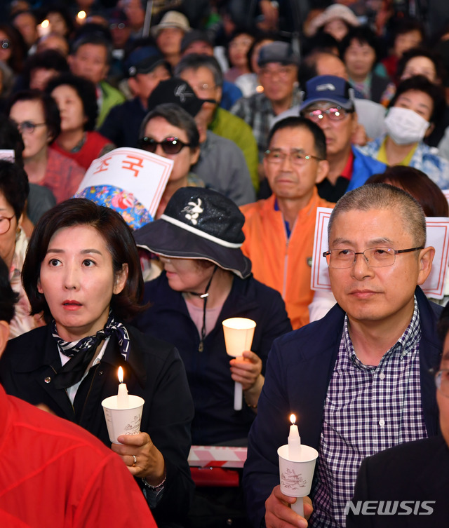 【부산=뉴시스】 하경민 기자 = 자유한국당 황교안 대표와 나경원 원내대표 등이 20일 오후 부산 부산진구 서면 금강제화 앞에서 열린 '조국 파면 부산시민연대'의 첫 촛불집회에 참석, 촛불을 든 채 대화하고 있다. '조국 파면 부산시민연대'는 자유한국당과 바른미래당 부산시당의 주도로 출범했다. 2019.09.20. yulnetphoto@newsis.com