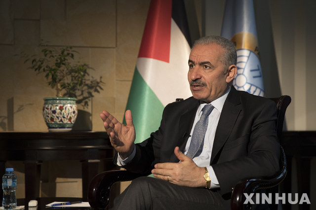 [ 라말라= 신화/뉴시스] 웨스트뱅크의 라말라에서 기자회견하는 모하마드 이시타예 팔레스타인 총리. 