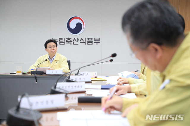 【세종=뉴시스】이재욱 농림축산식품부 차관은 21일 농업재해대책상황실에서 한국농어촌공사, 농협중앙회 등 유관기관이 참여한 가운데 태풍 '타파' 대비 긴급대책회의를 개최했다.(사진제공=농식품부)