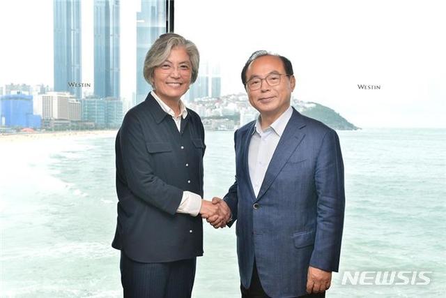  [부산=뉴시스] 허상천 기자 = 오거돈 부산시장과 강경화 외교부장관은 21일 ‘2019 한-아세안 특별정상회의’ 성공 개최를 위해 상호협력하기로 했다. 2019.09.21. (사진 = 부산시 제공) photo@newsis.com