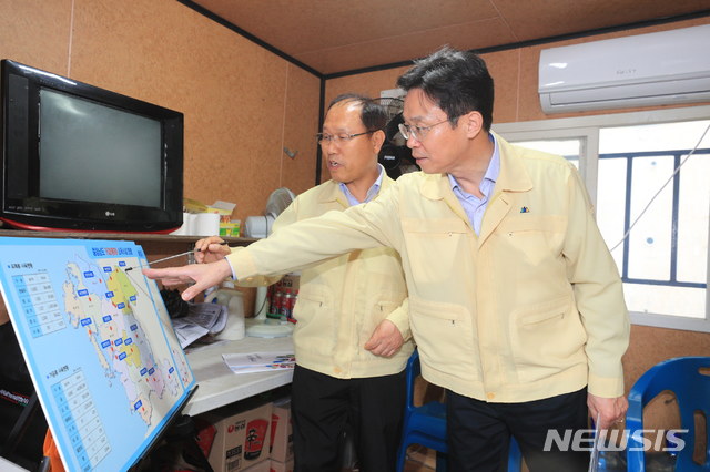 【세종=뉴시스】이재욱 농림축산식품부 차관은 21일 전국 최대 양돈지역인 충남 홍성군의 거점소독시설과 돼지 밀집 사육단지를 방문해 방역 추진상황을 점검했다.(사진제공=농림축산식품부)