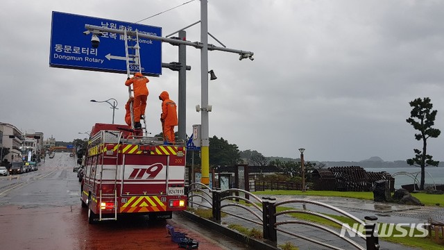 【서귀포=뉴시스】21일 오후 제주 서귀포시 서귀동 자구리문화예술공원에서 소방대원들이 제17호 태풍 ‘타파’의 강풍에 대비해 거리 표지판과 폐쇄회로(CC)TV 안전조치에 나서고 있다. 2019.09.21. (사진=제주 서귀포소방서 제공) photo@newsis.com