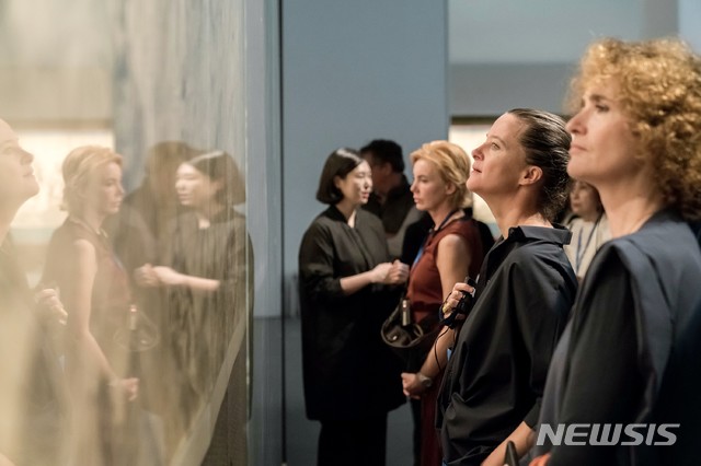 【서울=뉴시스】한국국제아트페어(KIAF ART SEOUL)가 오는 26일부터 29일까지 4일간 서울 삼성동 코엑스 A,B홀에서 열린다. 미국 영국 프랑스 스페인등 전 세계 17개국이 참가 1만여점을 전시 판매, 외국 컬렉터들 관람이 증가세다. 2002년에 첫 문을 열어 올해로 18회째를 맞는 KIAF는 홍콩 아트바젤과 함께 아시아 최대 국제 아트페어로 자리매김하고 있다. 