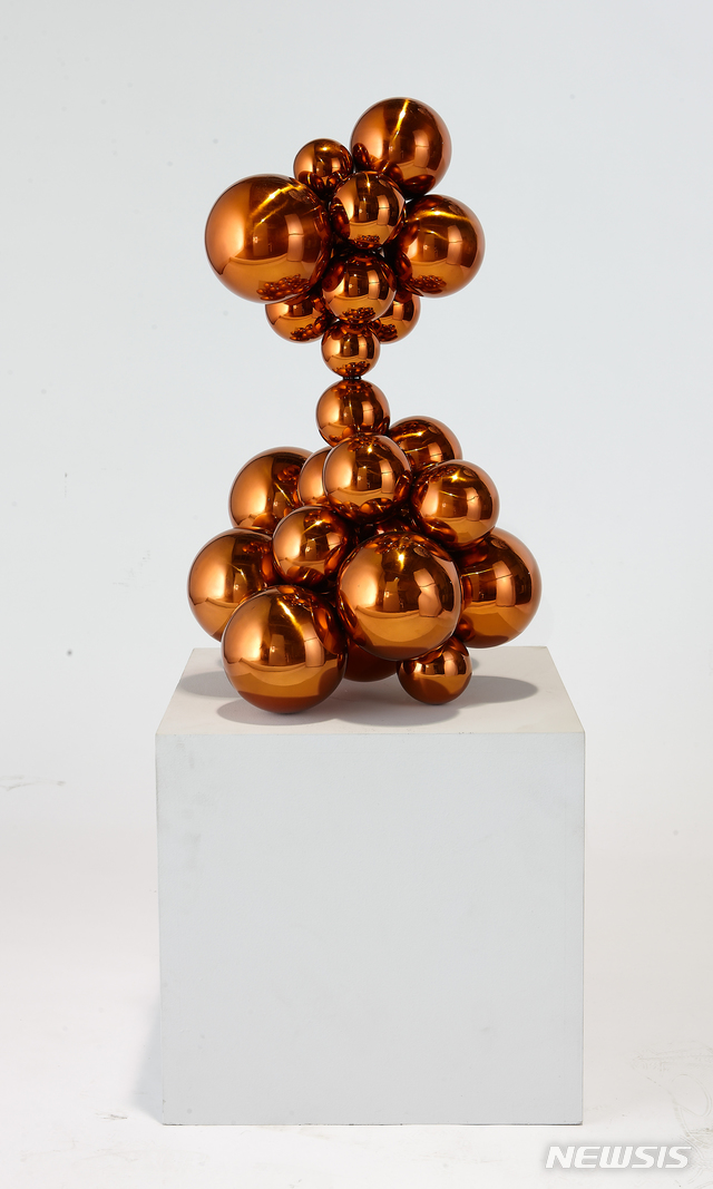 【서울=뉴시스】2019 KIAF, 웅갤러리, 신한철,구, 2005,스테인리스스틸, 우레탄도장, 48x36x60cm
