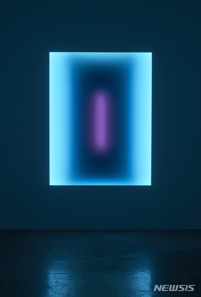 【서울=뉴시스】 2019 KIAF 페이스 갤러리, James TurrellAtlantis, Medium Rectangular Glass, 2019L.E.D. light, etched glass and shallow space56 x 73 inches (142.2 x 185.4 centimeters)Copyright James TurrellPhoto credit: Flying Studio, Los Angeles