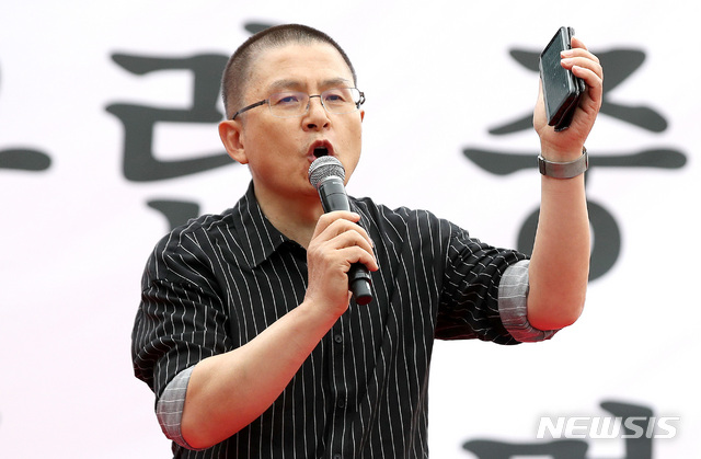 【서울=뉴시스】김선웅 기자 = 21일 오후 서울 종로구 세종대로에서 자유한국당이 주최한 조국 법무부장관 규탄 집회에서 황교안 대표가 발언을 하고 있다. 2019.09.21. mangusta@newsis.com