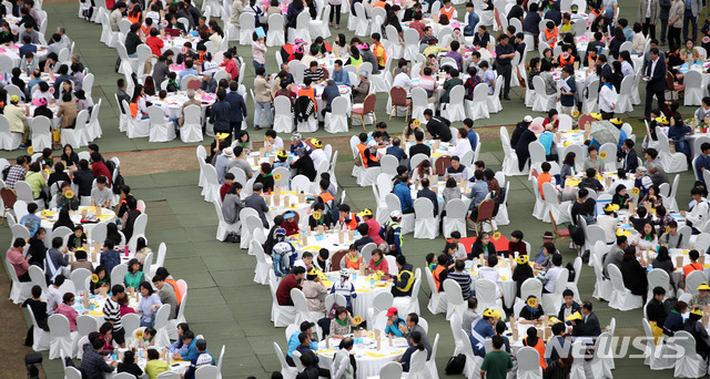 【서울=뉴시스】김선웅 기자 = 21일 오후 서울 중구 서울시청광장에서 열린 미세먼지 시즌제 시민 대토론회에서 참가 시민들이 의견을 나누고 있다. 2019.09.21. mangusta@newsis.com