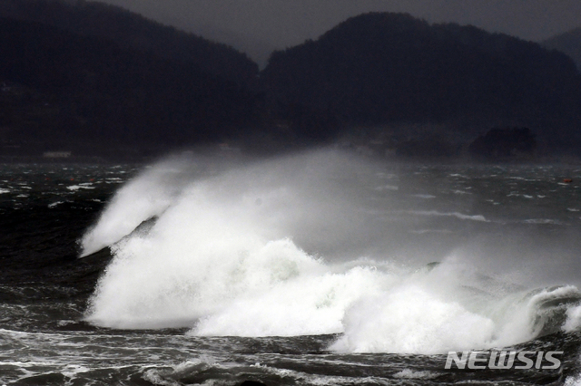 【남해=뉴시스】 차용현 기자 = 21일 오후 제17호 태풍 ‘타파’가 한반도를 향해 빠르게 북상중인 가운데 경남 남해군 남면 인근 해안에 높은 파도가 몰아치고 있다. 2019.09.21. con@newsis.com