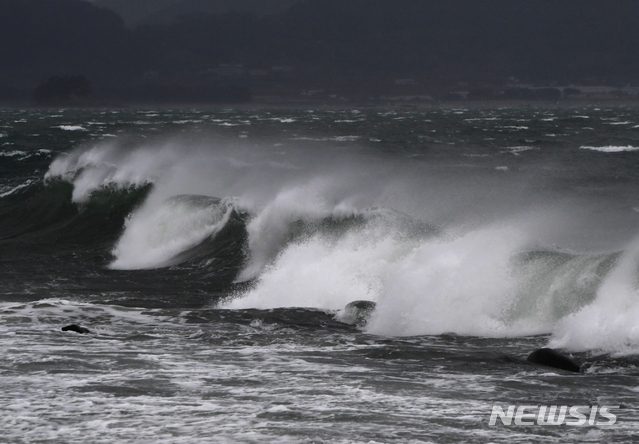 【남해=뉴시스】 차용현 기자 = 21일 오후 제17호 태풍 ‘타파’가 한반도를 향해 빠르게 북상중인 가운데 경남 남해군 남면 인근 해안에 높은 파도가 몰아치고 있다. 2019.09.21.&nbsp;&nbsp; con@newsis.com