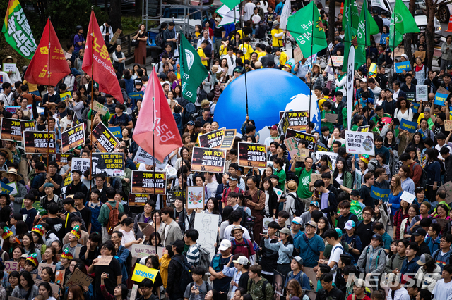 【서울=뉴시스】김병문 기자 = 국제 기후 파업 주간인 21일 오후 서울 종로구 종각역 사거리에서 열린 9.21 기후위기 비상행동 참가자들이 '기후 위기가 다가오면 생존의 위협이 다가온다'는 의미를 가진 퍼포먼스를 마친 후 집회를 하고 있다. 2019.09.21. photo@newsis.com