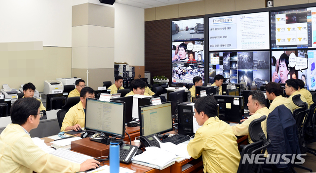 【서울=뉴시스】김병문 기자 = 제17호 태풍 ‘타파’ 대비 중대본 비상 2단계가 가동된 21일 정부세종2청사 중앙재난안전대책본부 상황실에서 행정안전부 관계자들이 24시간 비상근무태세를 유지하고 있다. 2019.09.21.(사진=행정안전부 제공) photo@newsis.com
