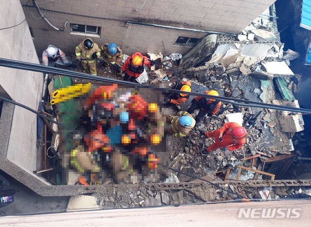 【부산=뉴시스】 21일 오후 10시 26분께 부산 부산진구의 한 2층 주택이 붕괴돼 70대로 추정되는 여성이 매몰됐다가 약 9시간 만에 숨진 채 발견됐다. 2019.09.22. (사진=부산소방재난본부 제공) photo@newsis.com 