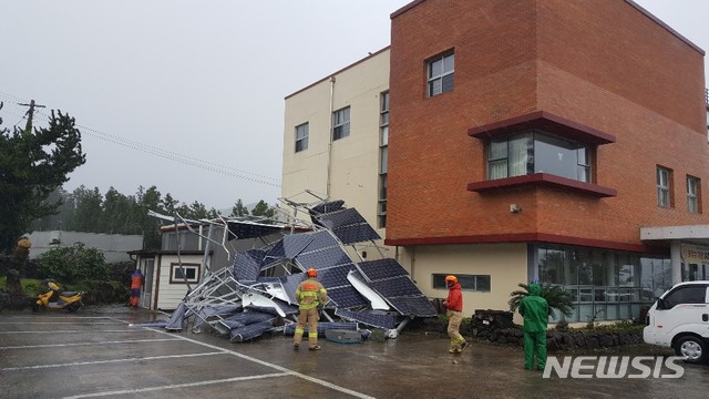 【서귀포=뉴시스】22일 오전 제주 서귀포시 서호동에서 태양열 판넬시설이 태풍 ‘타파’ 강풍의 영향으로 떨어져 나가 소방대원이 안전조치에 나서고 있다. 2019.09.22. (사진=제주 서귀포소방서 제공) photo@newsis.com
