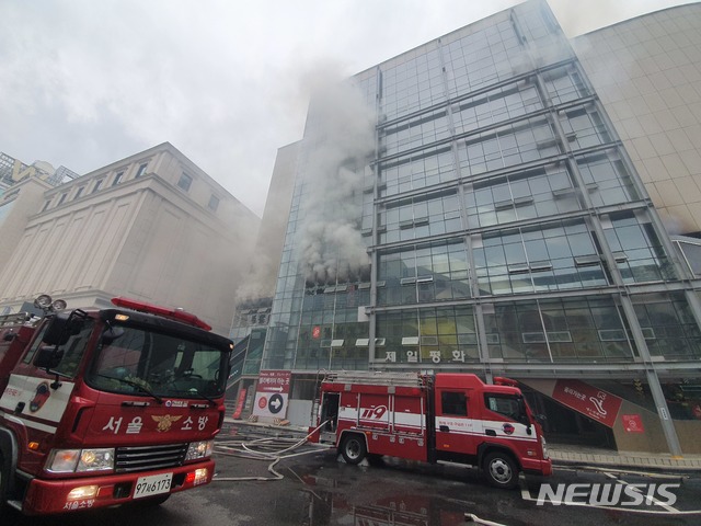 【서울=뉴시스】김근현 수습기자 = 22일 오전 서울 중구 신당동 제일평화시장에서 불이 나 소방당국이 화재 진압을 하고 있다. 2019.09.22. khkim@newsis.com