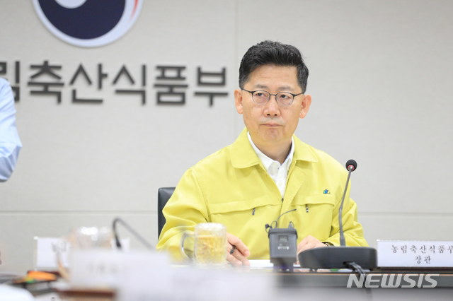 【세종=뉴시스】김현수 농림축산식품부 장관이 22일 오전 정부세종청사에서 제17호 태풍 '타파'(TAPAH)와 아프리카돼지열병(ASF) 대응 상황을 점검하기 위한 회의를 주재하고 있다. 2019.09.22. (사진 = 농식품부 제공) photo@newsis.com