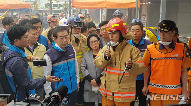 【서울=뉴시스】 22일 중구 신당동 제일평화시장 화재 현장에서 박원순 서울시장이 현황보고를 받고 있다. 2019.09.22. (사진=서울시 제공)