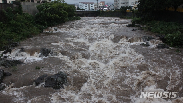 【제주=뉴시스】강경태 = 제17호 태풍 ‘타파’의 영향으로 22일 오후 제주시 용담동 한천교 수위가 점점 높아지고 있다. 2019.09.22. ktk2807@newsis.com