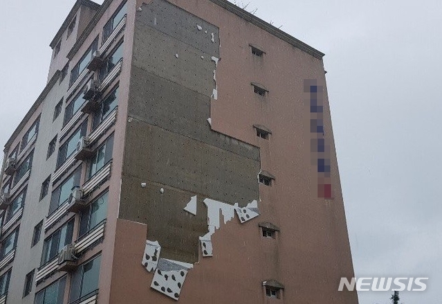 【울산=뉴시스】 박수지 기자 = 태풍 '타파'의 영향으로 울산시 중구 우정동 한 건물 외벽이 손상돼 있다.2019.09.22.(사진=울산시 중구청 제공) photo@newsis.com