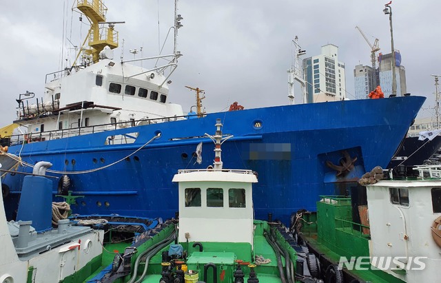 【부산=뉴시스】 태풍경보가 발령된 22일 오전 부산 영도구 대평동 물량장에 정박 중인 러시아 원양어선 A호(801t)가 옆에 계류된 다른 선박을 손상시키고 있다는 신고가 접수돼 부산해경이 안전조치를 했다. 2019.09.22. (사진=부산해경 제공)photo@newsis.com