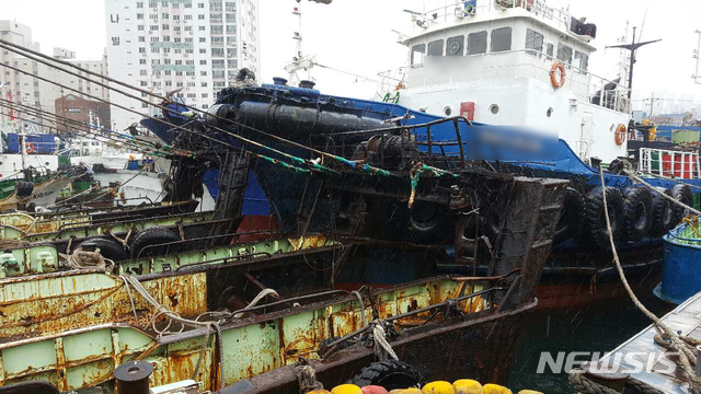 【부산=뉴시스】 태풍경보가 발령된 22일 오전 부산 영도구 대평동 물량장에 피항 중이던 부산선적 예선 B호(248t)가 주변에 계류 중인 어선들과 계속 부딪히고 있다는 신고가 접수돼 부산해경이 안전조치를 했다. 2019.09.22. (사진=부산해경 제공)photo@newsis.com