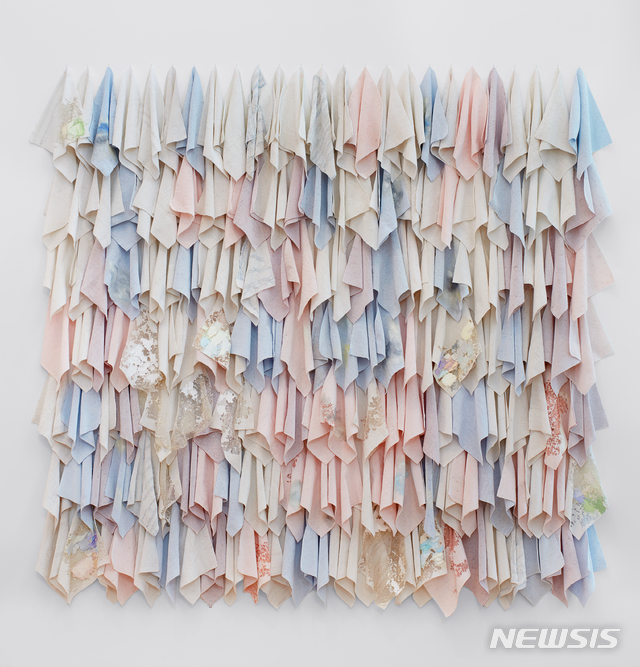 【서울=뉴시스】2019KIAF에 첫 참가하는 세계적인 화랑 리만 머핀이 선보이는 LIZA LOUPannus, 2018oil paint on woven glass beads and thread,Courtesy the artist and Lehmann Maupin, New York, Hong Kong, and Seoul.Photo: Matthew Herrmann