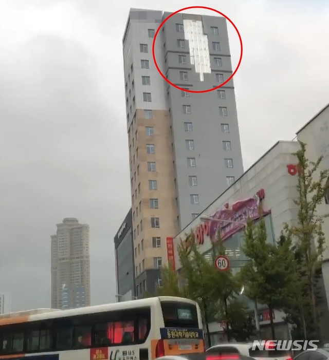  【울산=뉴시스】 박수지 기자 = 22일 오후 3시 30분께 울산시 남구 삼산동에서 태풍 '타파'의 영향으로 18층짜리 오피스텔 건물 외벽이 떨어져 있다.2019.09.22.(사진=독자제공)&nbsp; photo@newsis.com 