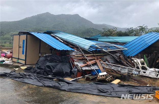 【무주=뉴시스】 한훈 기자 = 전북 무주군 적상면 괴목길의 한 농업창고 지붕이 파손된 모습이다.2019.09.22.(사진=전북도 제공) photo@newsis.com
