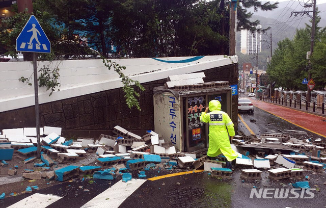 【부산=뉴시스】 부산지역에 태풍경보가 발령된 22일 오후 2시 50분께 북구의 한 패스트푸드점 건물 담장이 무너지는 사고가 났지만 다행히 인명피해는 없었다. 2019.09.22. (사진=부산경찰청 제공)photo@newsis.com 