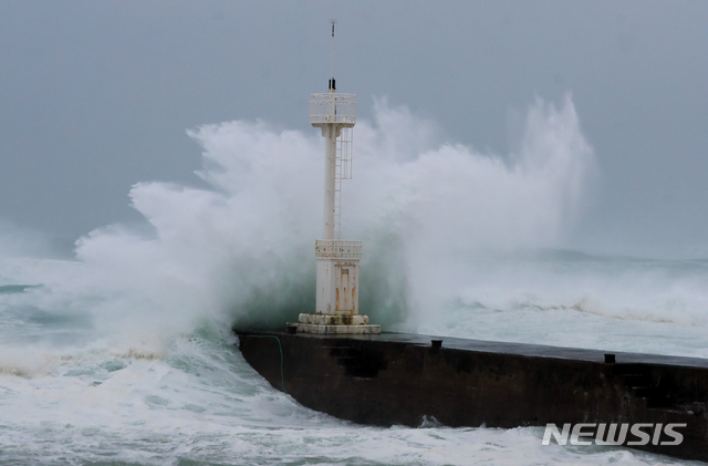 【서귀포=뉴시스】우장호 기자 = 제17호 태풍 '타파(TAPAH)'가 빠르게 북상 중인 22일 오전 제주 서귀포시 남원읍 인근 해상에 큰 파도가 몰아치고 있다. 기상청에 따르면 태풍 타파는 이날 오후 3시께 제주도에 가장 근접할 것으로 예보됐다. 2019.09.22. woo1223@newsis.com