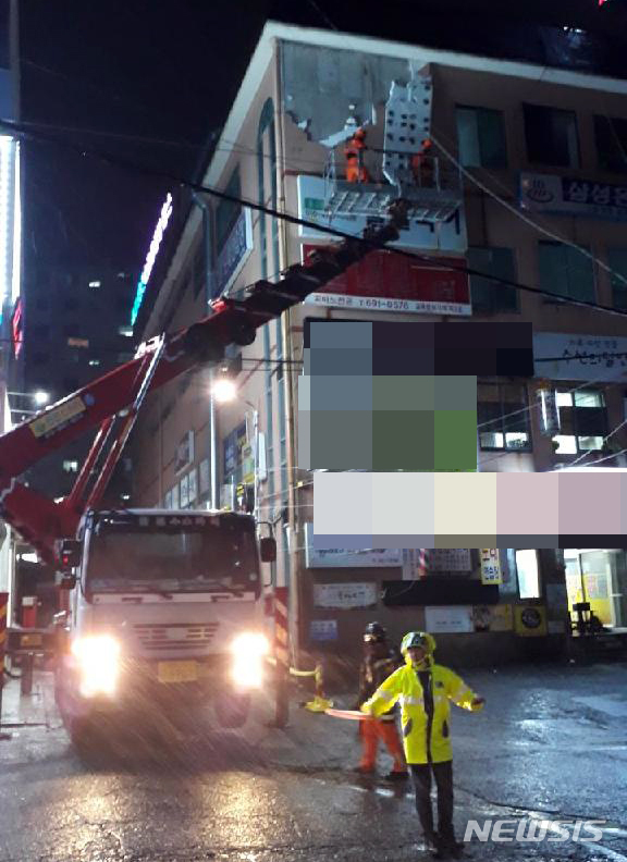 【여수=뉴시스】변재훈 기자 = 태풍 '타파'가 북상하는 22일 오전 5시30분께 전남 여수시 봉계동 한 4층 상가 건물에서 외벽 건축자재가 파손돼 소방당국이 안전조치를 했다. 2019.09.22. (사진=여수소방 제공) photo@newsis.com