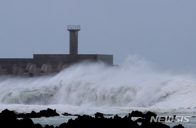【서귀포=뉴시스】우장호 기자 = 제17호 태풍 '타파(TAPAH)'가 빠르게 북상 중인 22일 오전 제주 서귀포시 남원읍 위미리 인근 해상에 큰 파도가 몰아치고 있다. 기상청에 따르면 태풍 타파는 이날 오후 3시께 제주도에 가장 근접할 것으로 예보됐다. 2019.09.22. woo1223@newsis.com