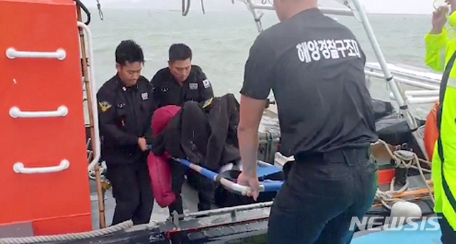 【완도=뉴시스】 류형근 기자 = 22일 오전 7시50분께 전남 완도군 사후도에서 70대 여성이 무너진 담벼락에 깔렸다는 신고가 접수된 가운데 해경이 출동해 구조하고 있다. 2019.09.22. (사진=전남 완도해양경찰서 제공) photo@newsis.com