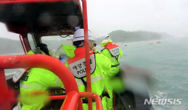 【완도=뉴시스】 류형근 기자 = 22일 오전 7시50분께 전남 완도군 사후도에서 70대 여성이 무너진 담벼락에 깔렸다는 신고가 접수된 가운데 해경이 출동하고 있다. 2019.09.22. (사진=전남 완도해양경찰서 제공) photo@newsis.com